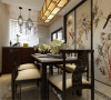 餐厅空间与客厅相呼应，右边墙面为中式画装饰整个墙面，其他墙面贴壁纸，营造一个温馨的氛围。