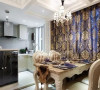 欧式的餐桌加上花样蓝色的窗帘，配上水晶的吊顶和白色的墙这样显的高贵大气。