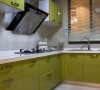 简约型的厨房，明黄色的橱柜搭配白色基调，让你每天有一种鲜活的心情做饭。