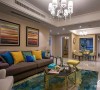色彩艳丽的抱枕点缀素色美式沙发，线条性的油画背景墙增添一分艺术气息 ，六角形的小茶几结构简单却也实用。