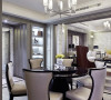 餐厅桌椅选择了黑色与灰色，椅子在现代风格中带着古典的韵味