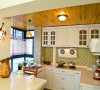 厨房空间中以白色系为主打色，天花板则以原木材质来呈现，让整间厨房都显得清新自然。