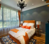 偏橙与偏红的色彩色本不太适合在卧室使用，但通过相近色的过渡和对比色的平衡，反而成为了空间的个性亮点。
