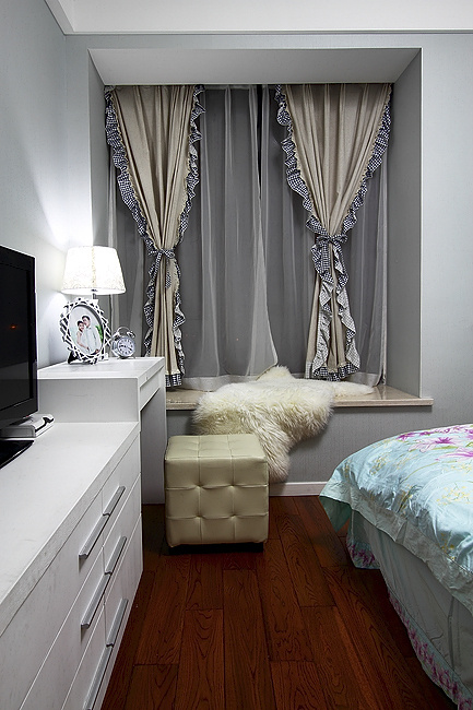 简约 三居 白领 卧室图片来自塞纳春天互联网装饰在金辉悦府-123平现代装修风格的分享
