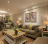 客厅家具与墙壁颜色相近，用挂画饰物等增添色彩。