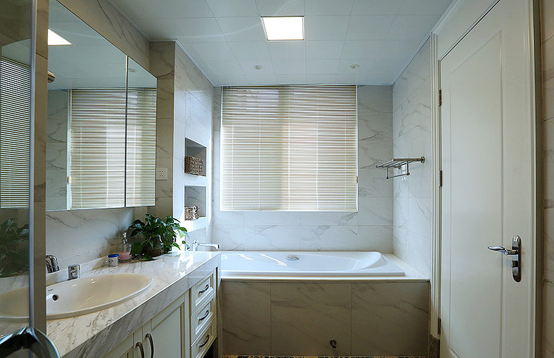 卫生间图片来自家装大管家在明快简洁 170平现代淡雅舒适3居的分享