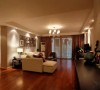 客厅用棕色来打造质感，多点光源营造氛围，浅色的家具来补充亮度，完全没有压抑的感觉。