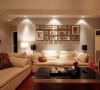 客厅用棕色来打造质感，多点光源营造氛围，浅色的家具来补充亮度，完全没有压抑的感觉。