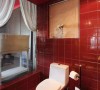 没有干区的卫浴空间，妖艳的红色成为唯一的主调，使空间带有强烈的情感暗示。但得益于半开放式和多方向采光的设计，这样的色彩在这样稍小的空间，也不会让人觉得暗沉或是厌烦。