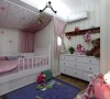 女儿房以粉红色塑造可爱的主题，帷幔和窗帘增加了精致、可爱的娃娃气质，软装布置得很到位。