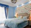 床头背景的花鸟壁纸是女主人最青睐的地方，温柔善意，坠人停泊。