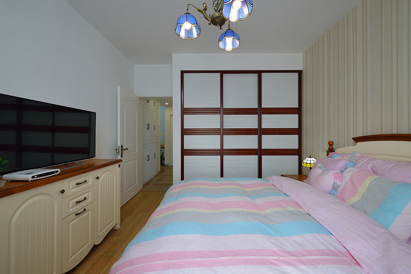 卧室图片来自玉玲珑装饰在于先生蓝调地中海的新房的分享