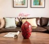 中式的红色花瓶搭配摇曳的花枝，透着禅意，使简约的客厅韵味十足。