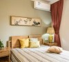 老人房用原木做主打，床头的水墨画将中国文化的万千情怀完美融入到卧室，诠释出淡雅之境。