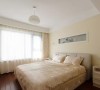 卧室配色清新自然，用花鸟图案做墙面装饰，现代的舒适搭配中式的韵味，打造宜人的休憩空间。
