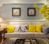 明亮的黄色抱枕在白色沙发的衬托下格外突出，与整体中式风格并不冲突，反而成为点睛之笔。