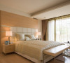 主卧室以接受度高的浅色木作，建构一个解压、舒适的私人场域。