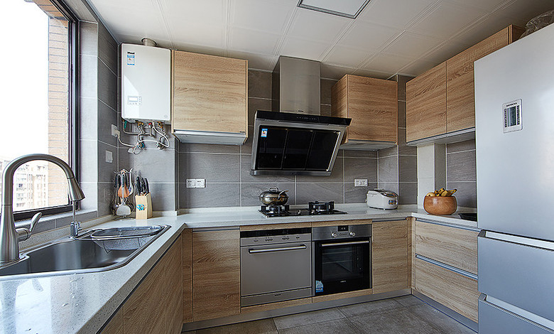 厨房图片来自家装大管家在纯净无暇原木空间 135平素雅3居的分享