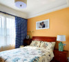 相较于客厅比较“冷”的蓝色，卧室则采用了非常温暖的鹅黄色，让住在里面的人都会有温暖的感觉。