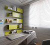 书桌的抽屉以层迭错落造型、旋转式的开法取代传统设计，并以鲜绿来跳色，让书房空间更显活泼。