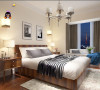 在主卧室的设计上，家具多采用原木色搭配，配上淡米色墙面，使得整个空间，简洁而素净。