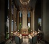 挑空的客厅设计奢华唯美，搭配墨绿色的窗帘，极富层次感。6米高的石材浮雕、华丽的水晶吊灯装饰，更是赋予空间韵律感，使得整个客厅弥漫着高雅的气息