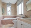 卫生间瓷砖选的是淡淡的粉色和黄色，配上欧式的镜子，简洁大方。