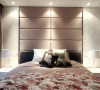 暖色的床品和软装搭配，卧室温馨感大幅度提升。