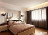 设计师将主卧室的床头设计成英国安妮皇后时期流行的山形墙线条，用以呼应室内整体英式古典气氛。