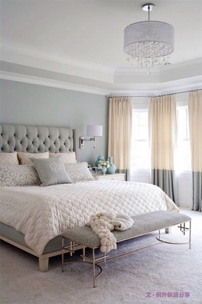 纯白色会显得有点素,在床边柜,床尾平齐的地方挂拼色窗帘,能营造出与