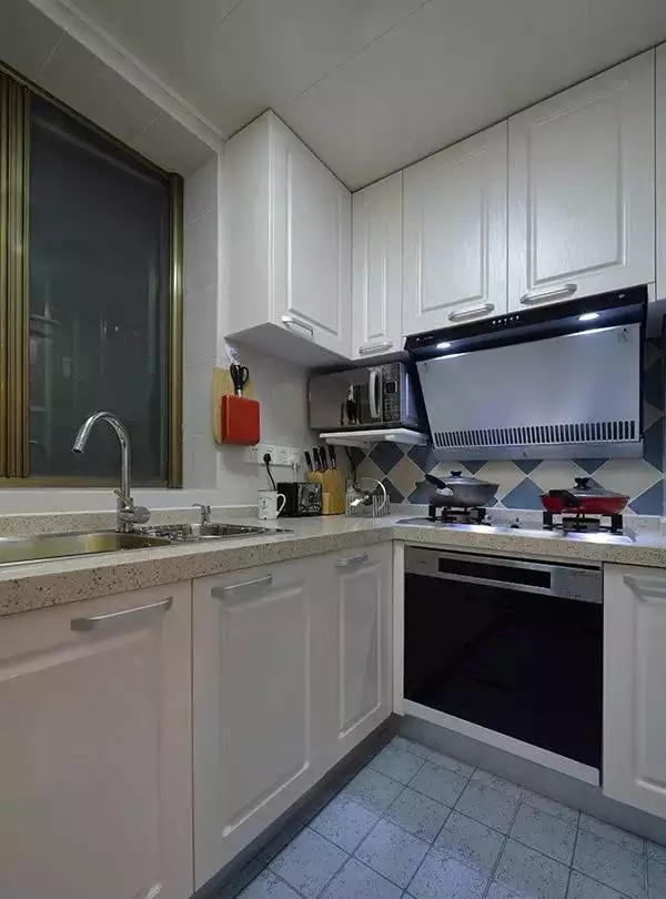 混搭 三居 厨房图片来自实创装饰上海公司在90㎡混搭三居凭空变出电视墙的分享
