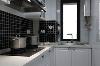 厨房的小饰品也是温馨，白色的橱柜搭配上黑色的墙砖，黑白干净利落之美！