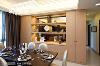 创逸空间设计于餐厅主墙设计展示与收纳柜，分别以茶镜及柜面的形式，作为机能与虚实相应的表现。