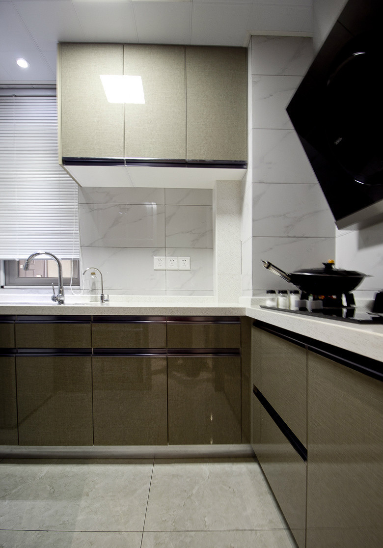 厨房图片来自家装大管家在浪漫满屋 92平现代简约素雅三居的分享