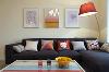 深色沙发与浅色墙壁形成对比，用色彩打造层次感。
