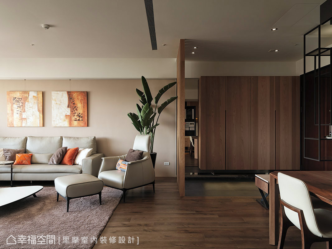 三居 现代 简约 收纳 客厅图片来自幸福空间在158平轻透暖橘描绘爱的小窝~的分享