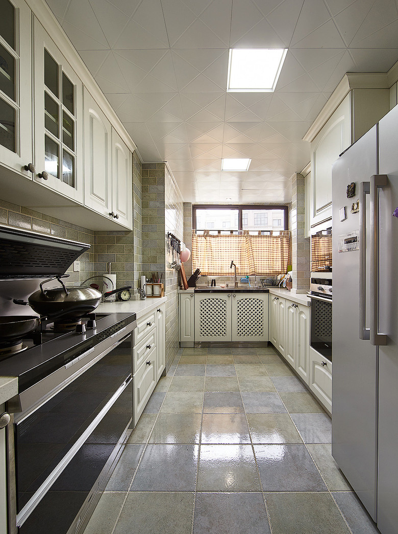 厨房图片来自家装大管家在118平现代简约3居 成就梦想空间的分享