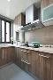 厨房空间以大地色来打造，木纹橱柜面板与棕色墙砖，营造出朴实氛围。