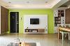 底墙铺陈明亮鲜艳的绿色调，白色烤漆的电视墙上，点缀镂空的几何造型，与一旁的书柜相呼应。