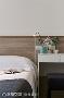 白色加上木皮妆点的床头背墙，顺应屋主的习惯设置阅读灯，围塑出静谧舒适的氛围。