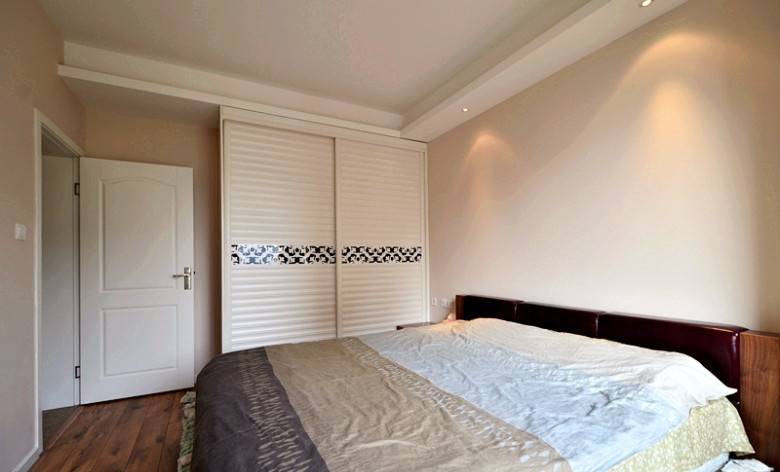 简约 现代 三居 卧室图片来自玉玲珑装饰在赵先生现代风格的新家的分享