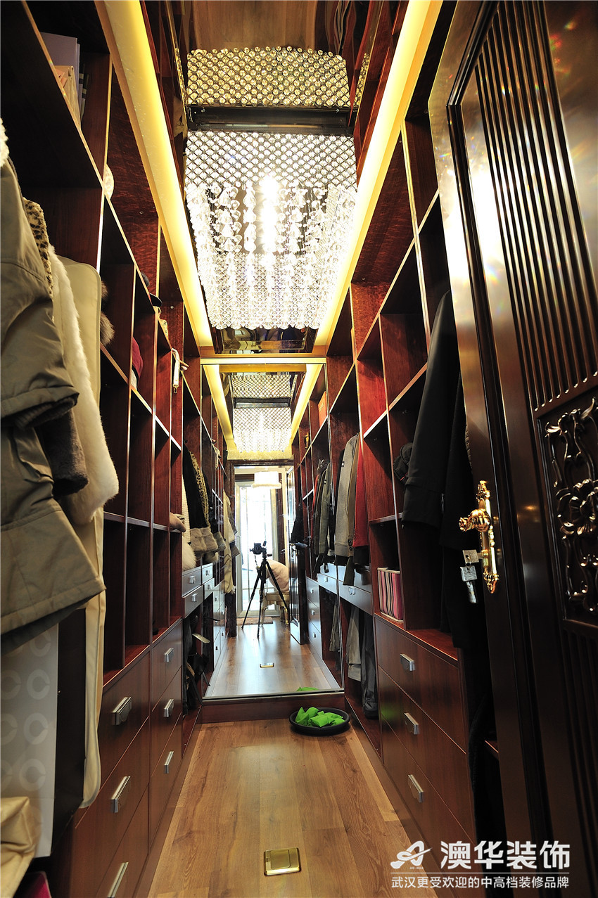 欧式 别墅 衣帽间图片来自澳华装饰-杨敏在新时代的宫廷风的分享