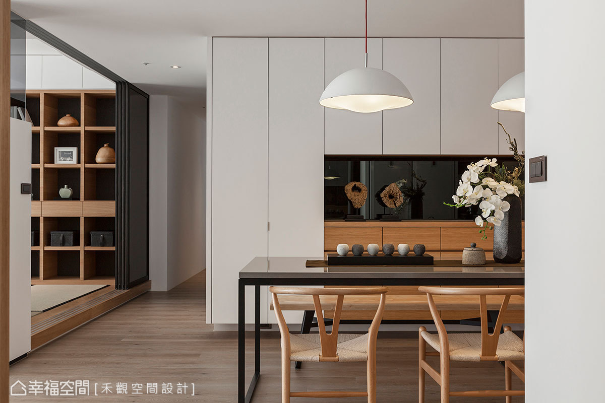 二居 现代 简约 收纳 餐厅图片来自幸福空间在165平凝视纯净且静谧光景的分享