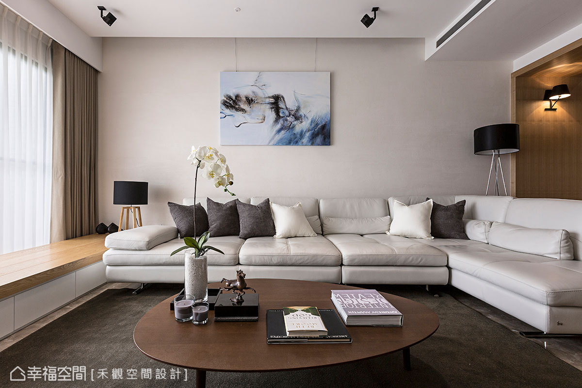 四居 现代 简约 收纳 客厅图片来自幸福空间在280平 展现跃然于心的层次风采的分享