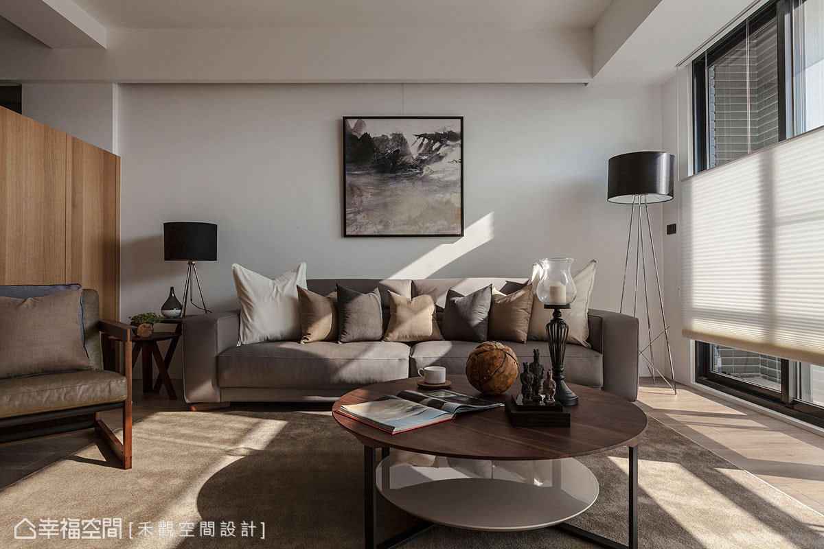 二居 现代 简约 收纳 客厅图片来自幸福空间在165平凝视纯净且静谧光景的分享
