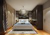 卧室在设计上采用木质结构的框架，和古朴的青铜吊灯，采用金色的壁纸，豪华的床的背景墙以及木质地板相互配和展现出东南亚风情的特色。
