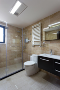 淋浴区域地面拉槽处理，防滑效果更好。挂墙式浴室柜打扫卫生更加方便。镜柜的选择让收纳空间更大，空间感更强。
