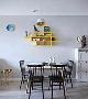 ▲ 黑白搭配的餐桌椅加上亮黄色的不规则墙面搁板
