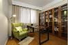 浅绿色的单人沙发让书房变得活泼，办公、读书两不误。