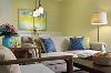 浅绿色的背景墙演绎清新浪漫，沙发上俏皮的抱枕也跟墙面来呼应，让整个空间

的色彩自然柔和。